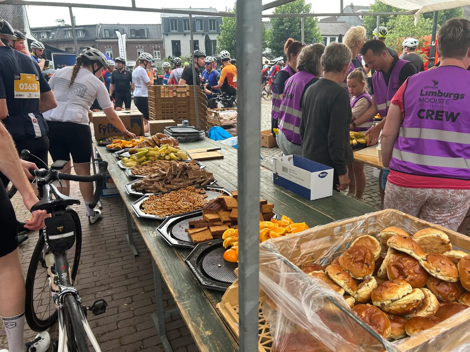 Tafels vol krentenbollen, fruit en repen bij de verzorgingspost van Limburgs Mooiste