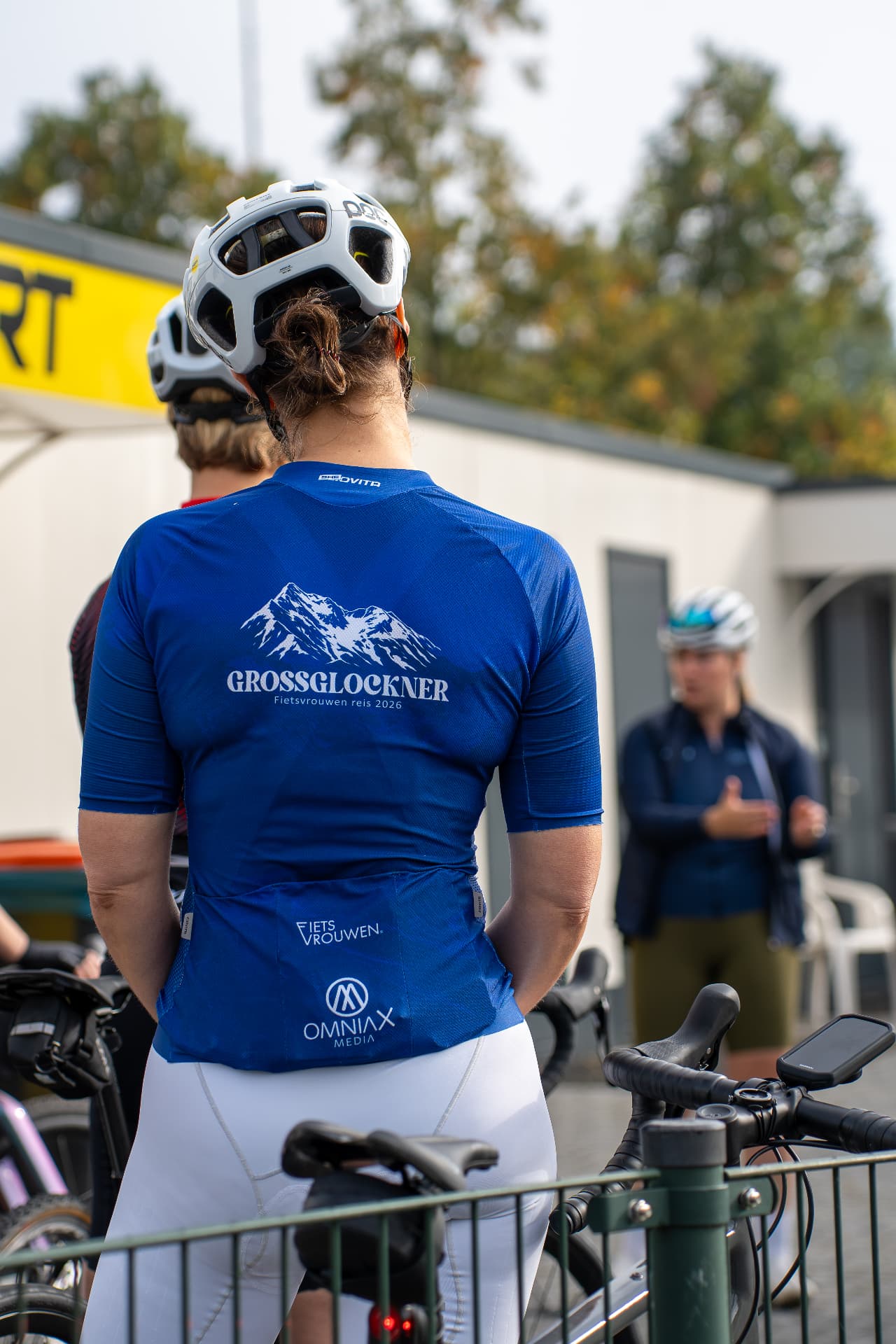 Deelneemster met Grossglockner-reistrui tijdens een clubrit