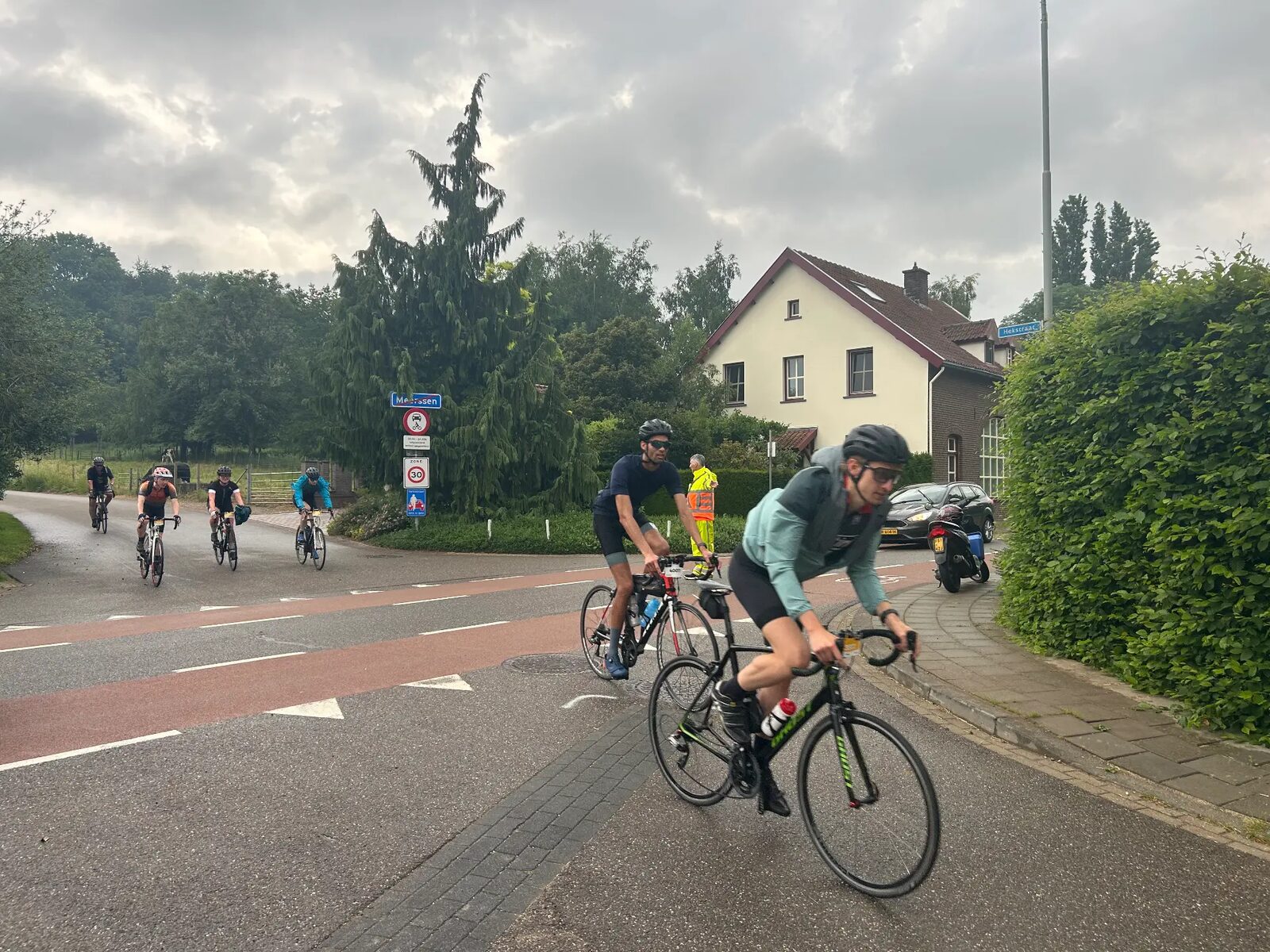 Groep wielrenners neemt een bocht in Zuid-Limburg tijdens Limburgs Mooiste