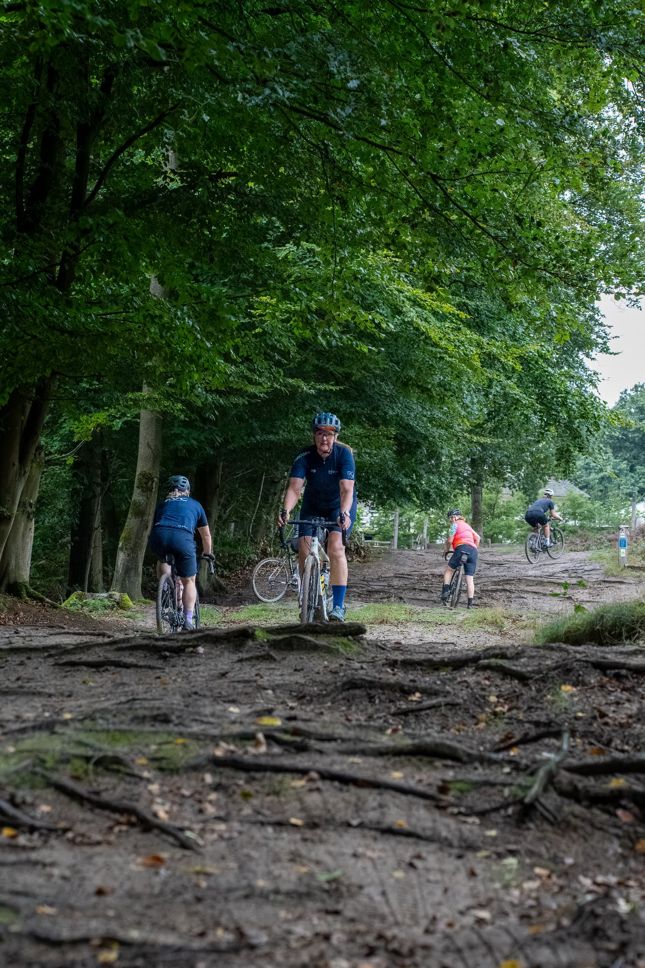 Fietsvrouwen fietsen door het bos op een zomerse clubrit
