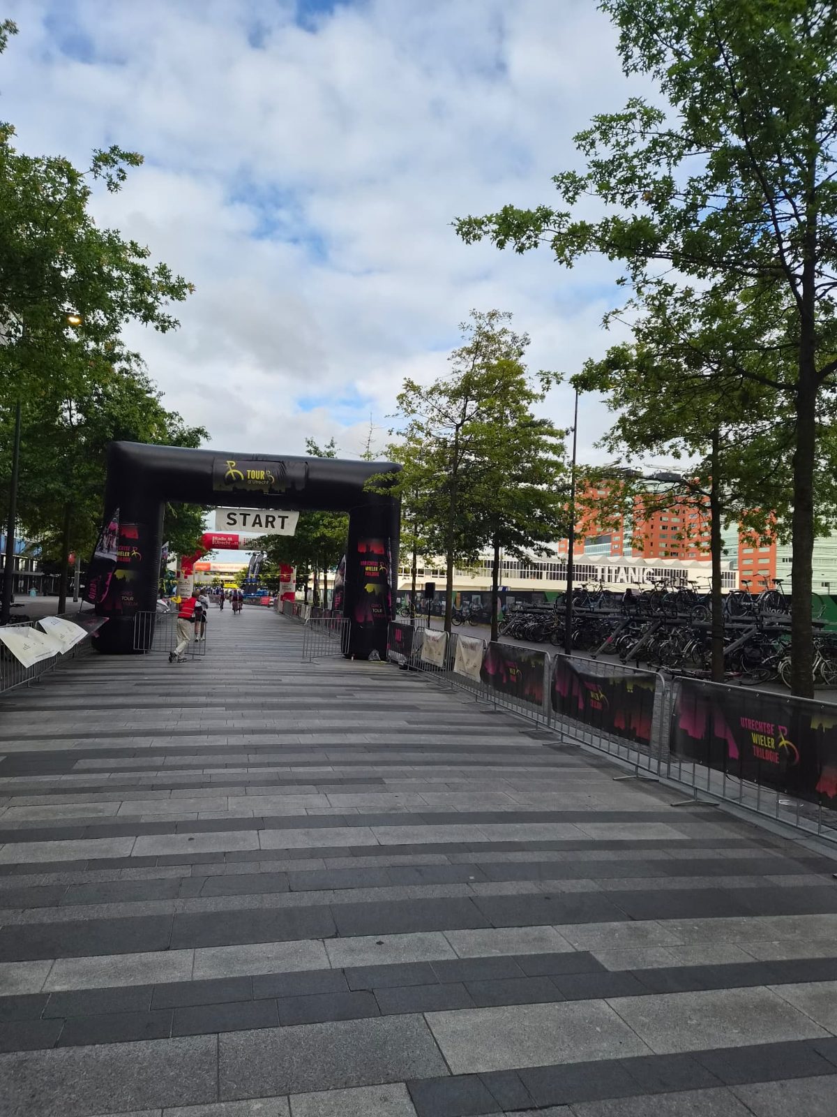 Startboog van de Tour d’Utrecht op zondagochtend in Utrecht