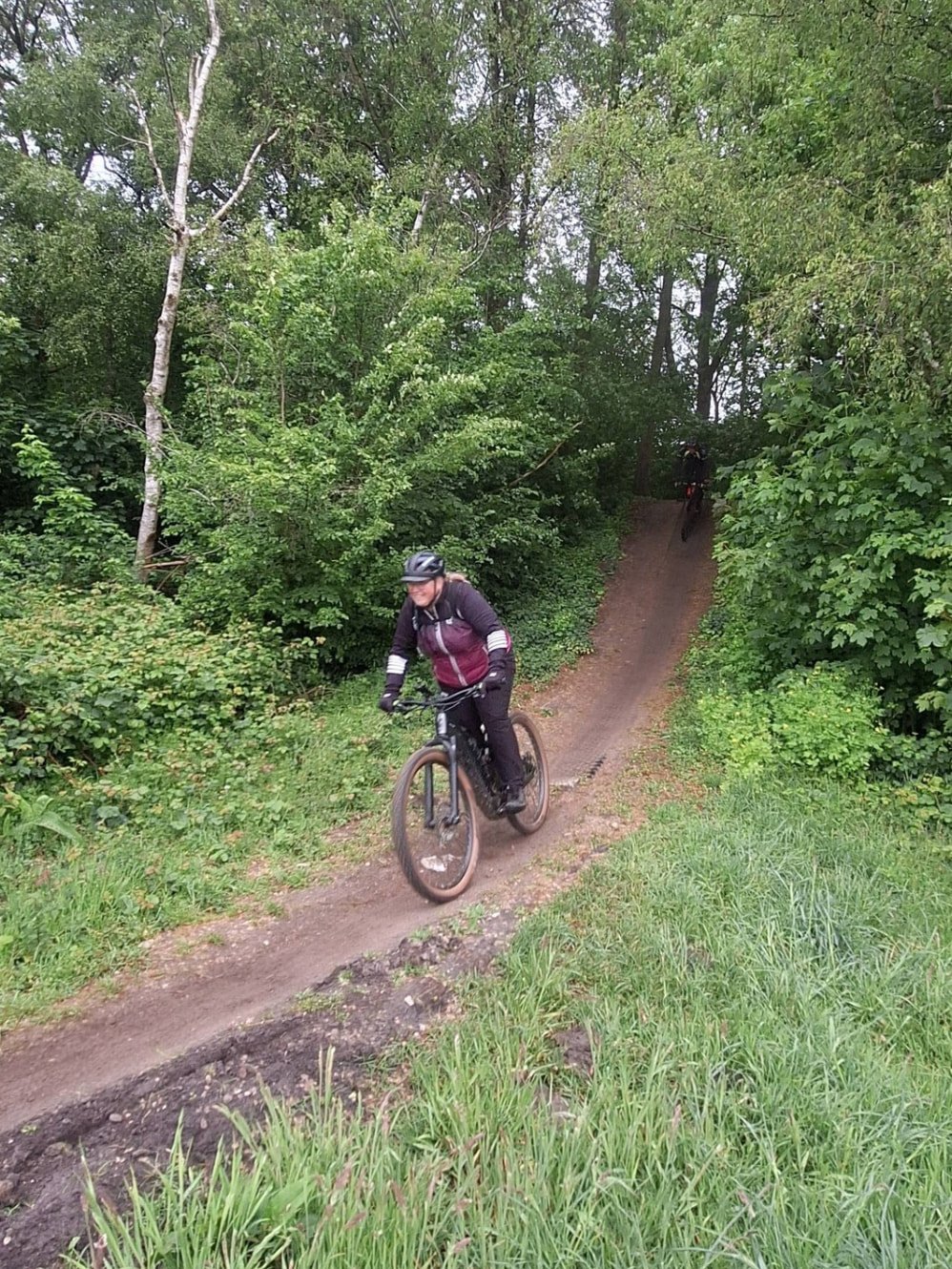 Mountainbikester op een singletrack tussen het groen tijdens de Roldertorenclassic
