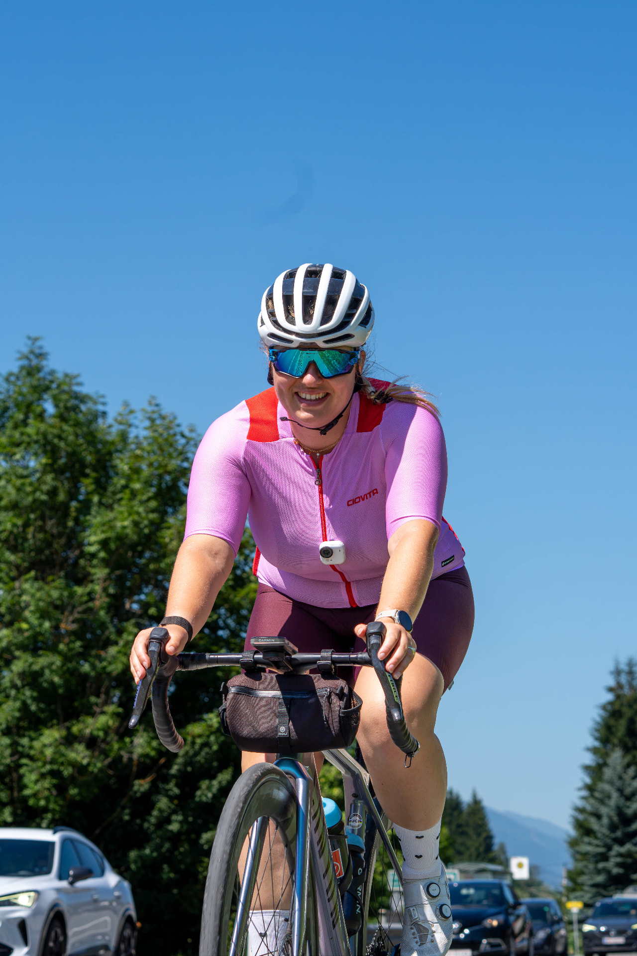 Een lid glimlacht op haar racefiets in het zonnetje