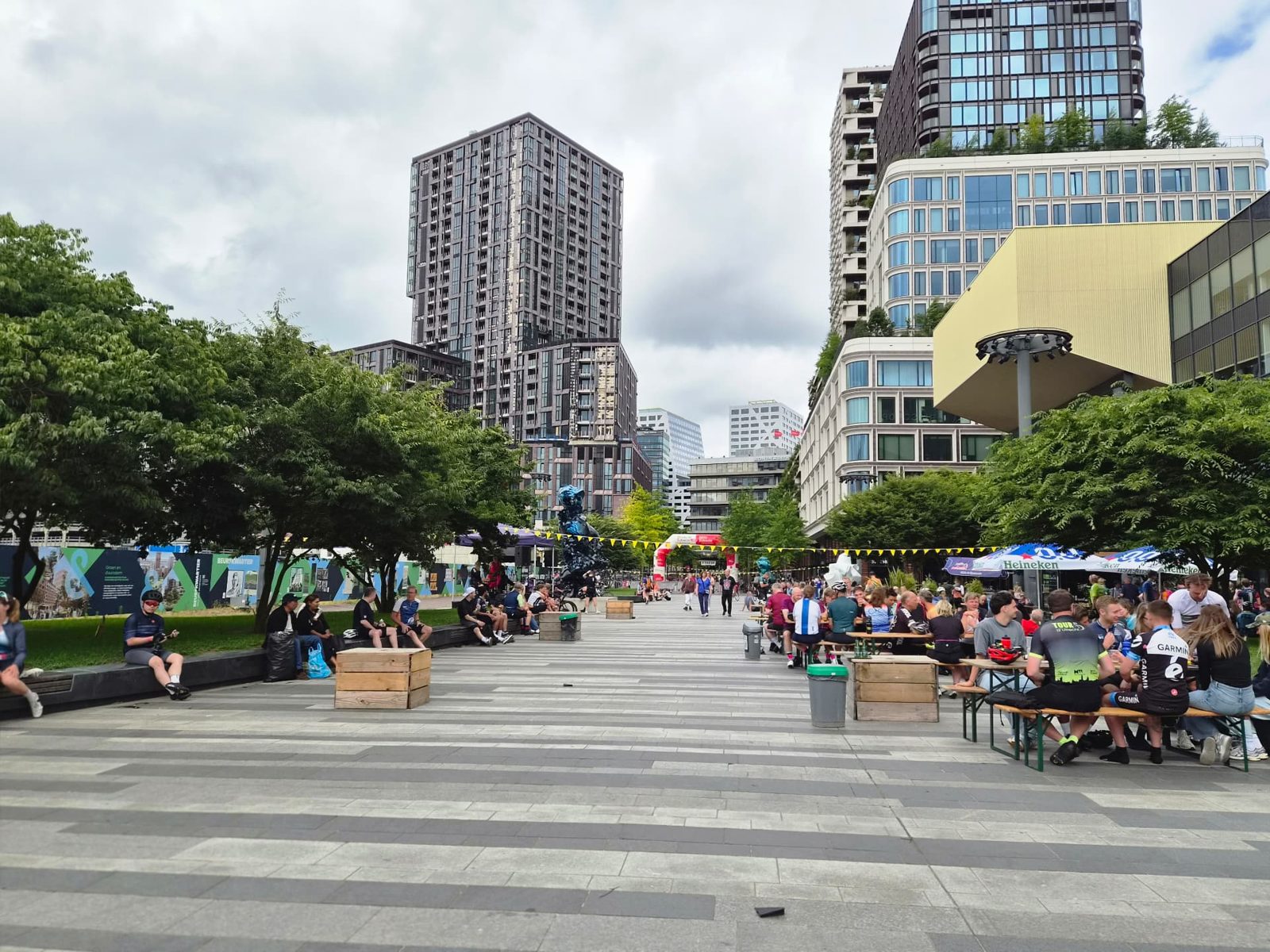 Finishplein van de Tour d’Utrecht met fietsers en terrassen tussen de hoogbouw van Utrecht