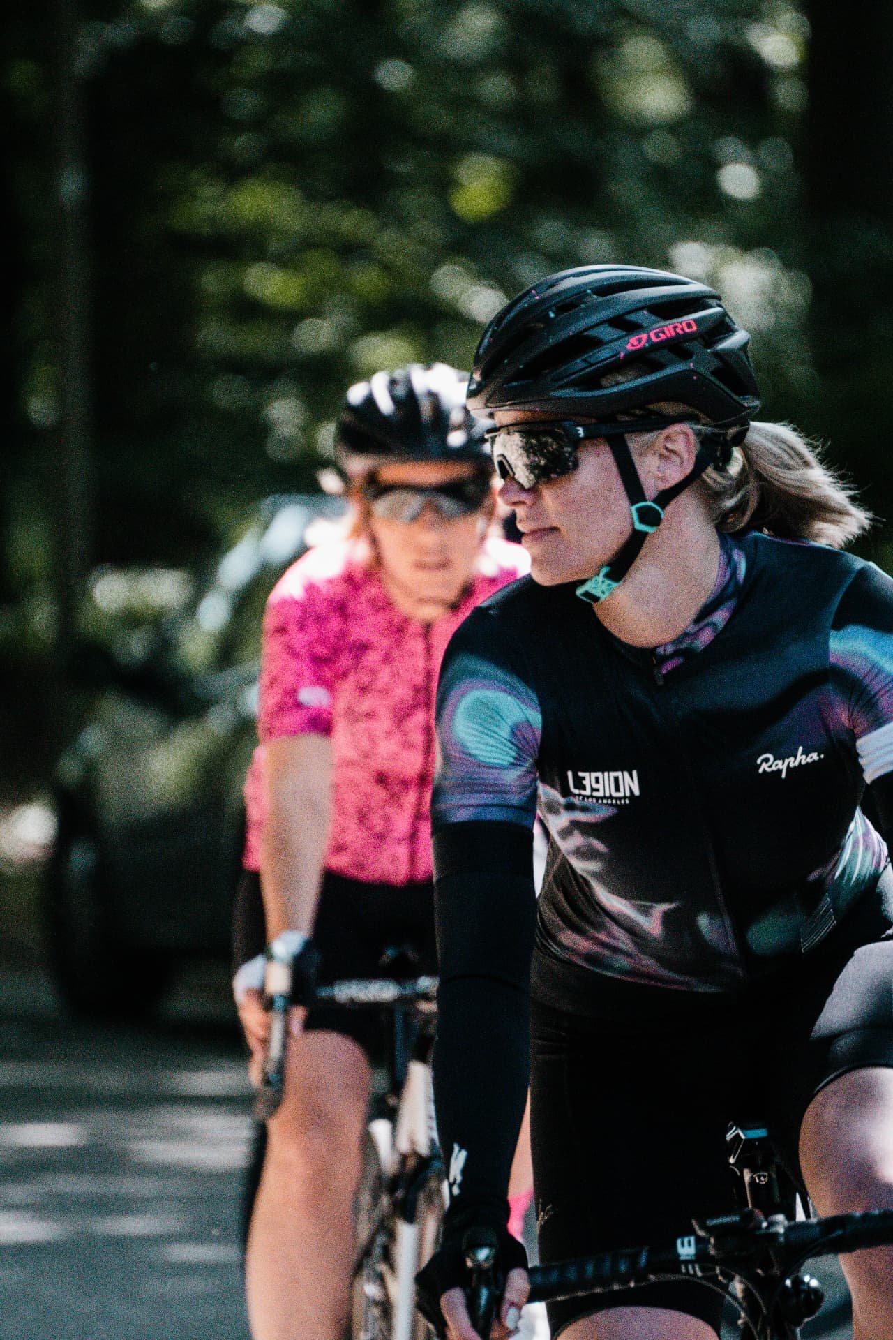Twee deelneemsters samen op de racefiets tijdens een clubrit in Nijverdal