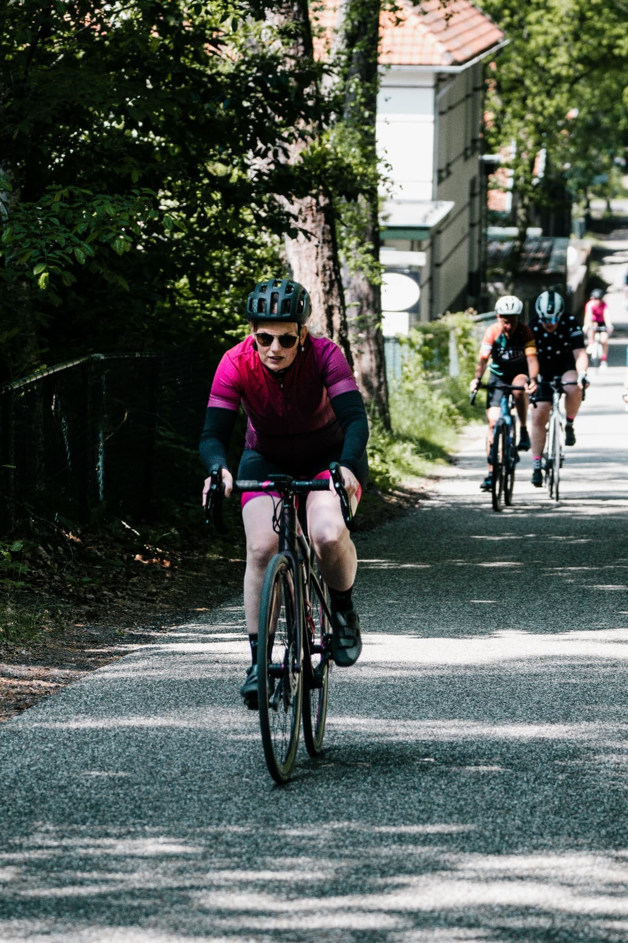 Fietsvrouwen fietsen achter elkaar over een groene weg in Nijverdal