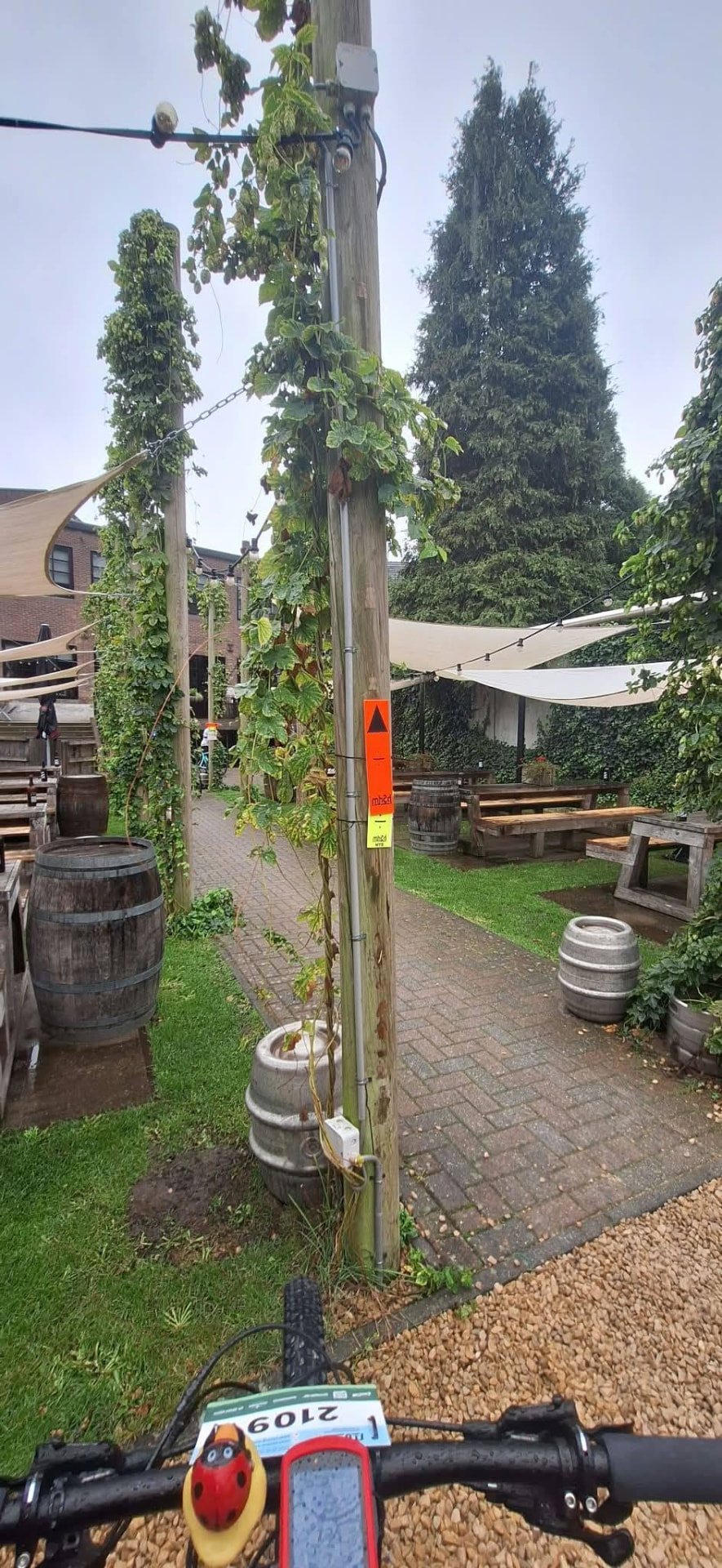 Stuur van een mountainbike met startnummer 2109 en een lieveheersbeestje bij de bierbrouwerij tijdens de MH2D
