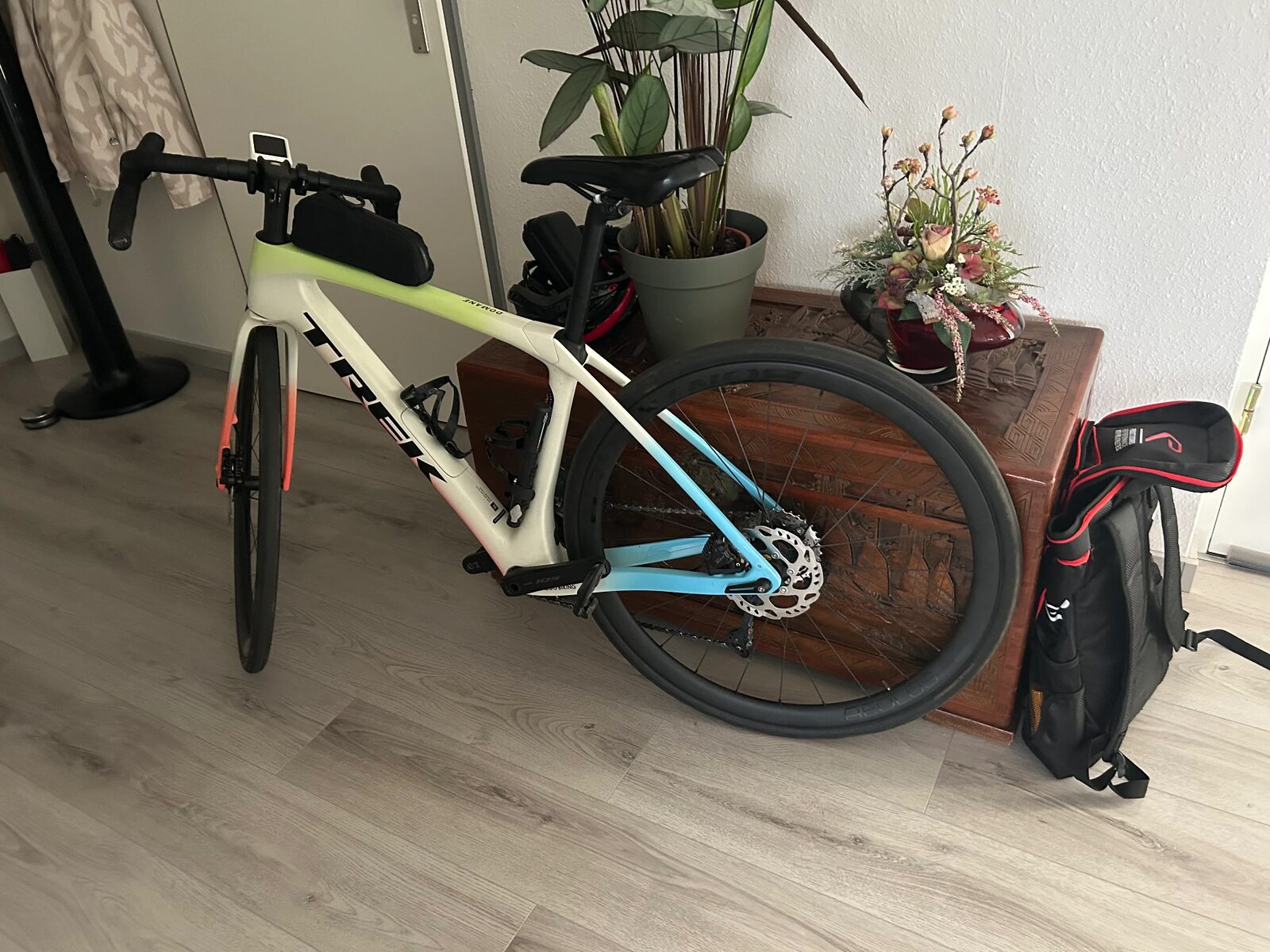 Racefiets van Judith geparkeerd in de woonkamer in Heerlen voor Limburgs Mooiste
