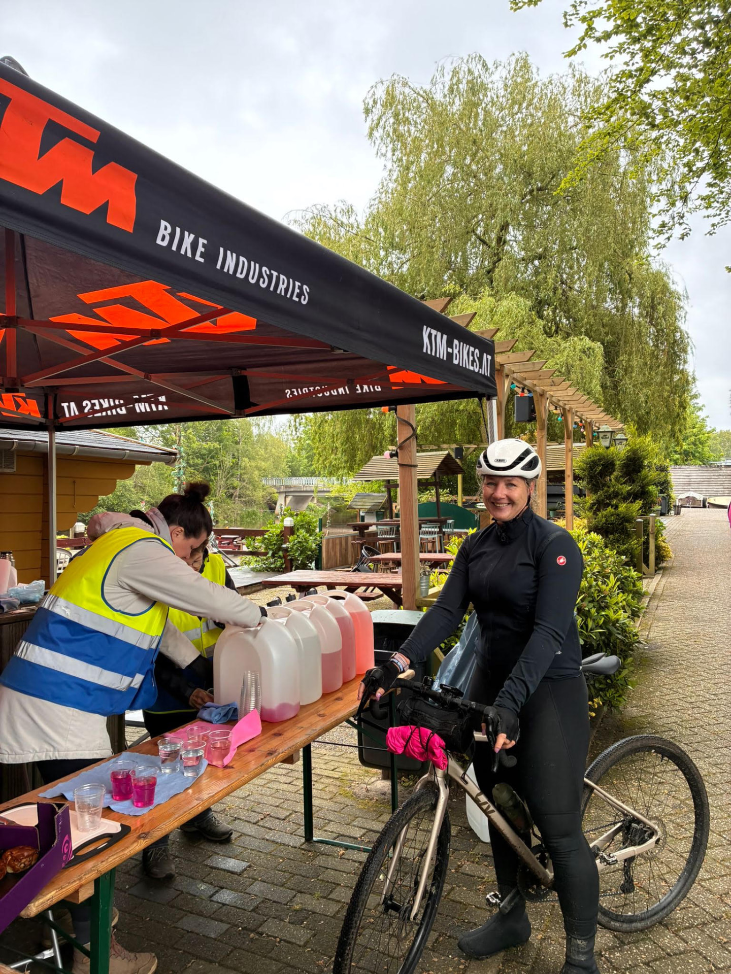 Lachende gravelfietster bij de verzorgingspost van Strade Sallandia Haarle