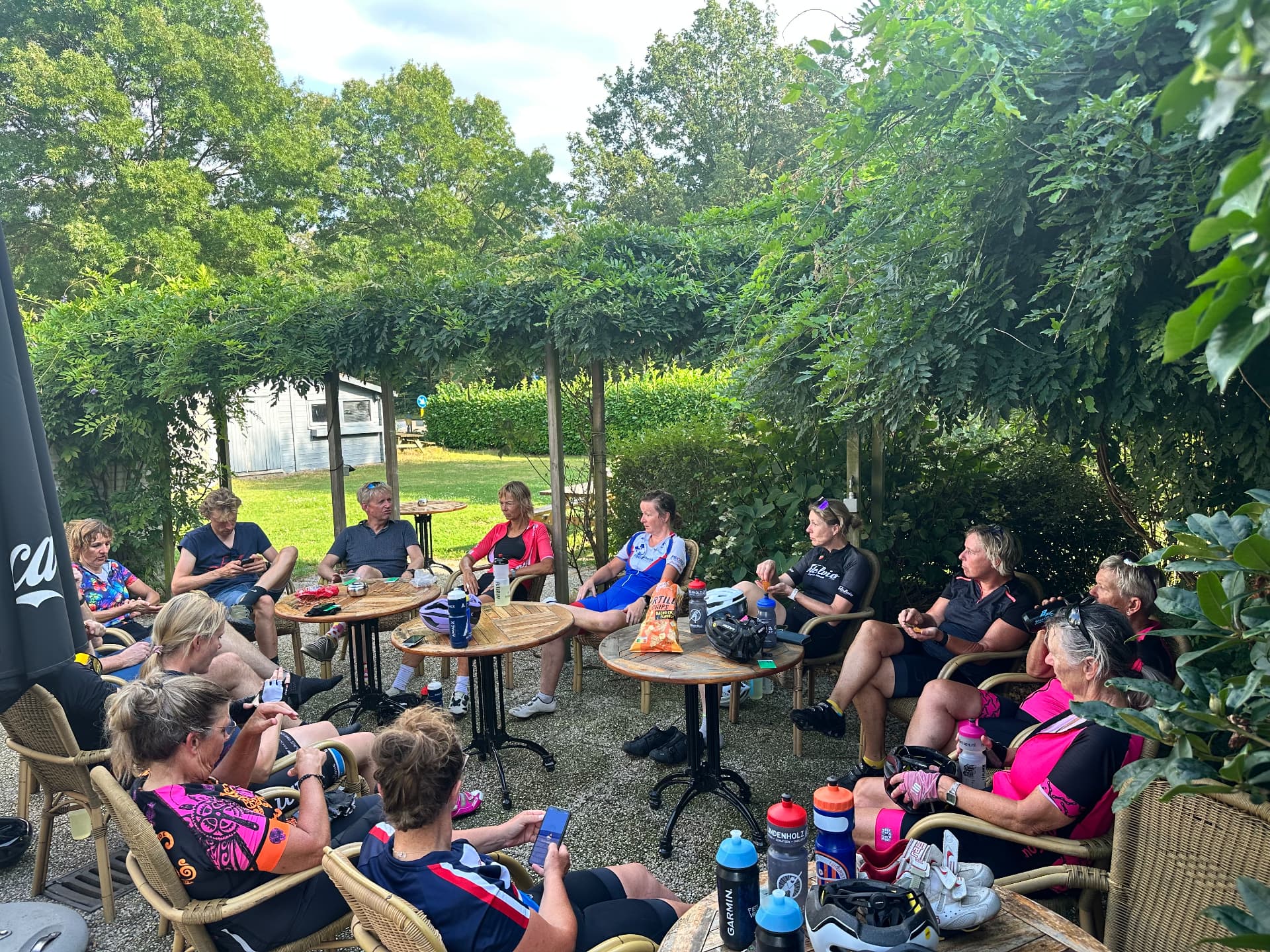 Sfeer van een eerdere Fietsvrouwen-rit: koffiestop met de groep op een terras