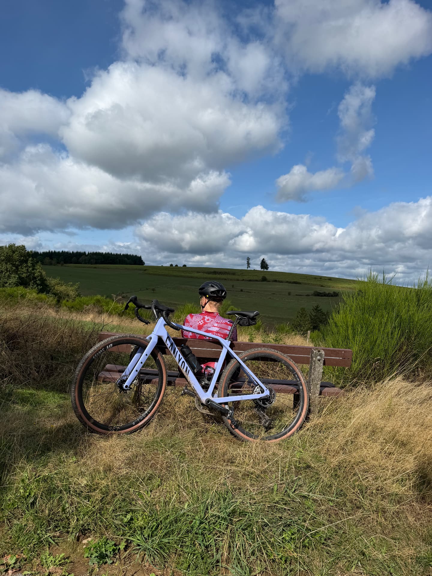 Sfeer van een eerdere Fietsvrouwen-rit in de Ardennen: een gravelbike op een heuveltop onder een blauwe lucht