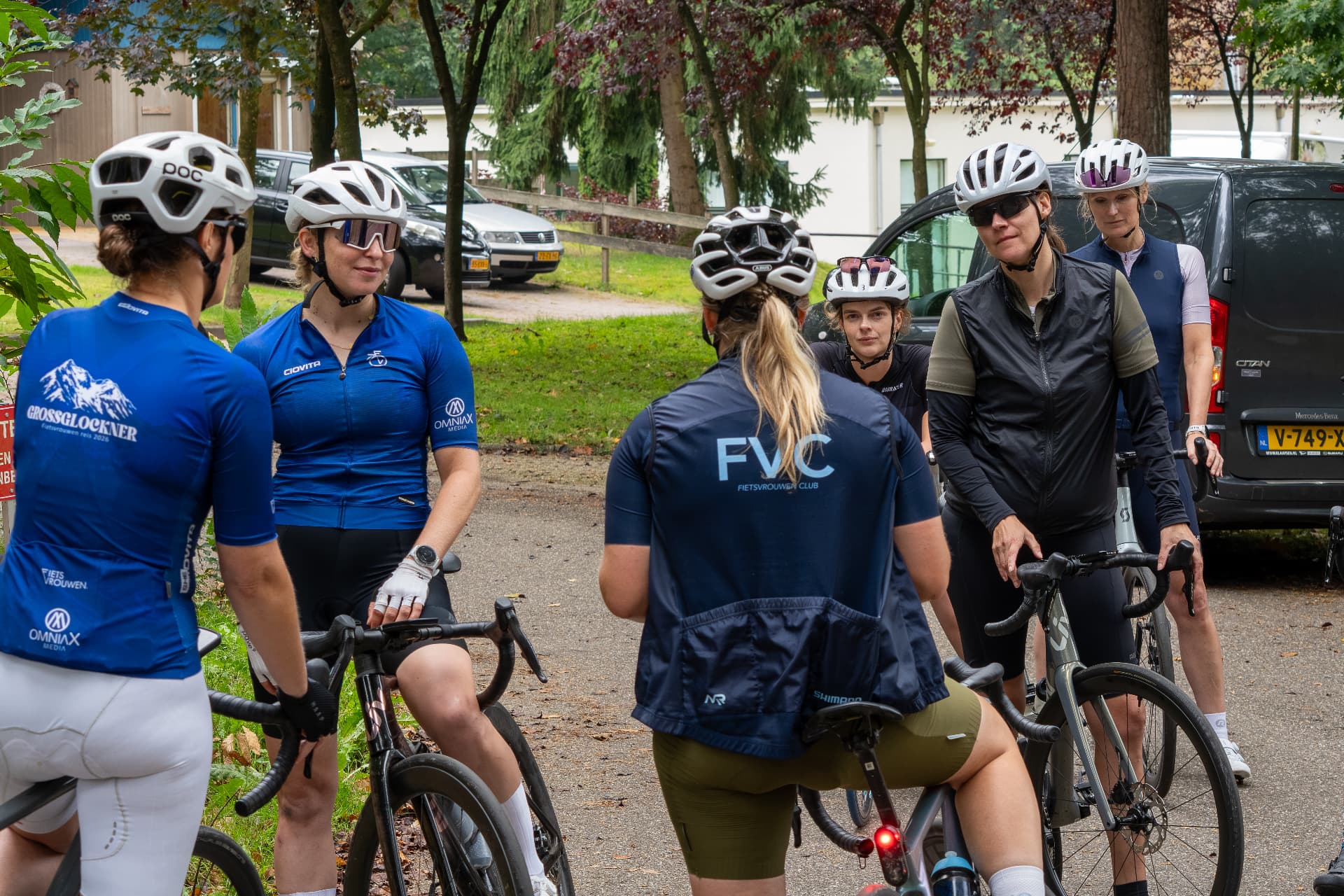 Deelneemsters met FVC-vesten kletsen gezellig bij de fietsen
