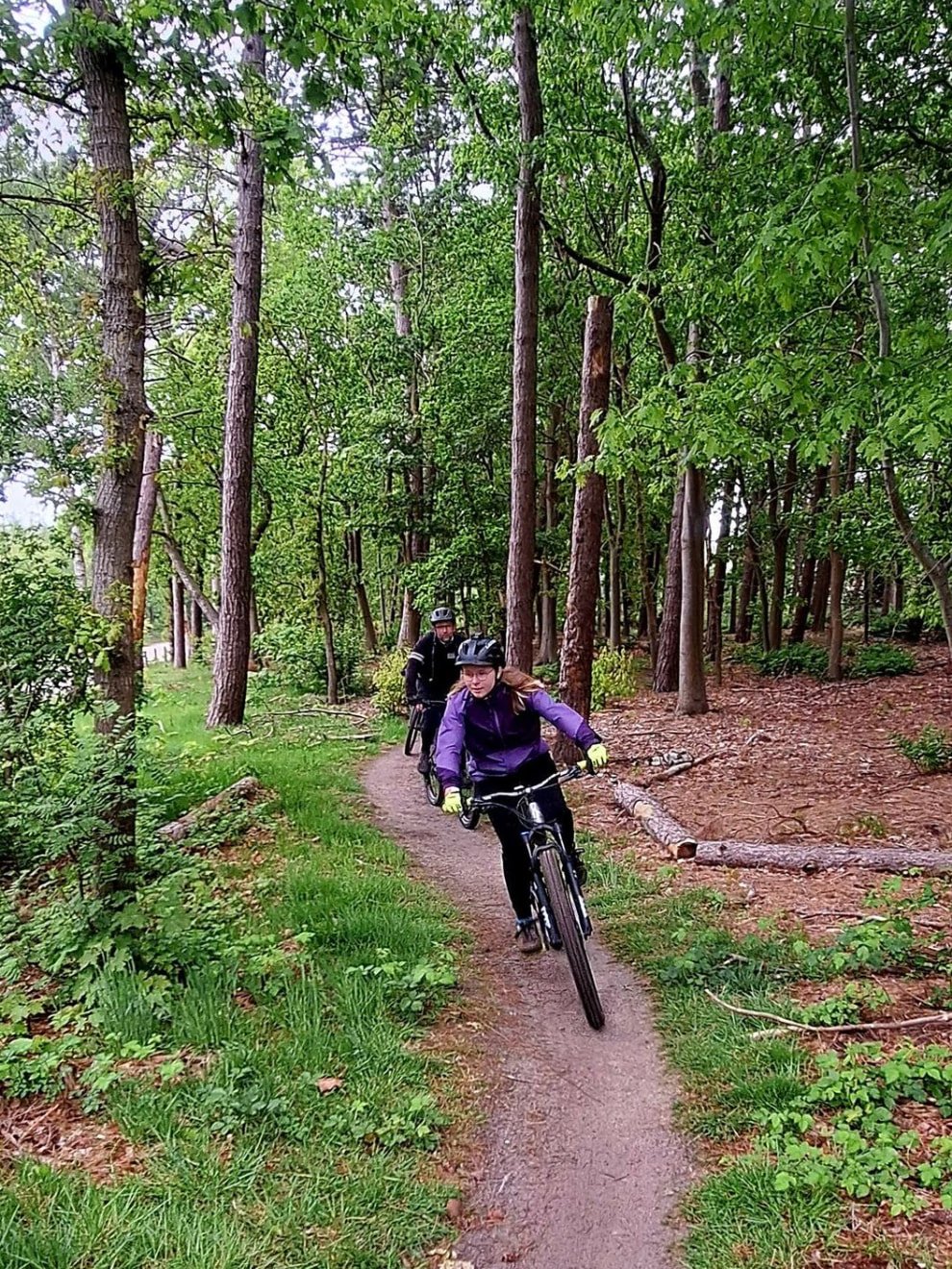 Mountainbikers op een singletrack door het Boerbos tijdens de Roldertorenclassic in Rolde